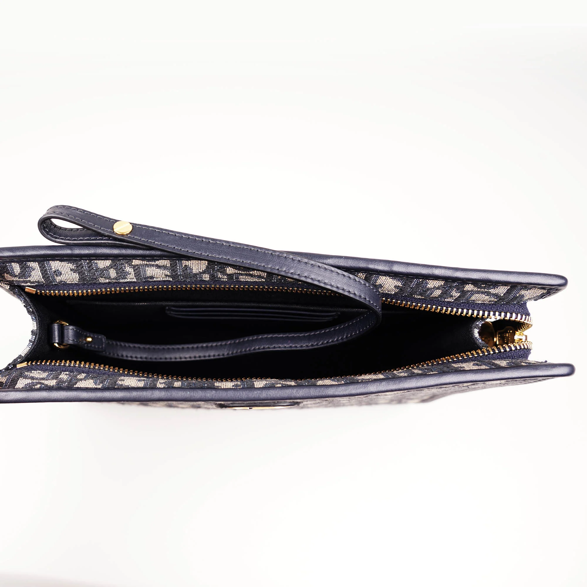 30 Montaigne Dea Pouch - Image 11