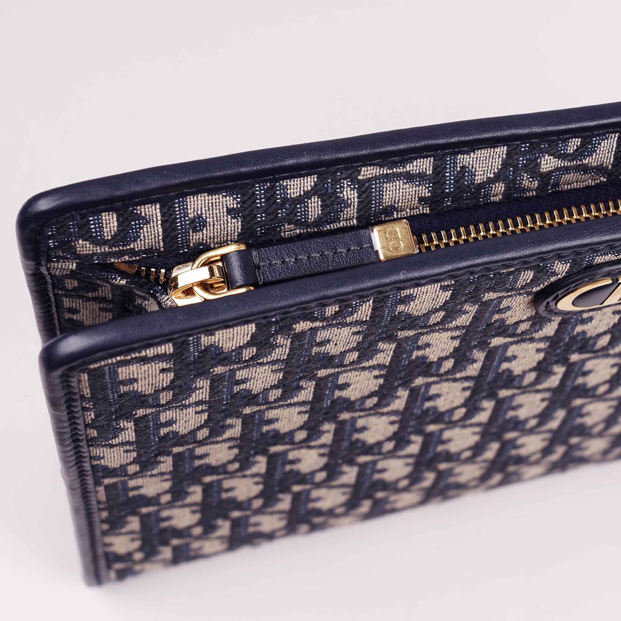 30 Montaigne Dea Pouch - Image 12