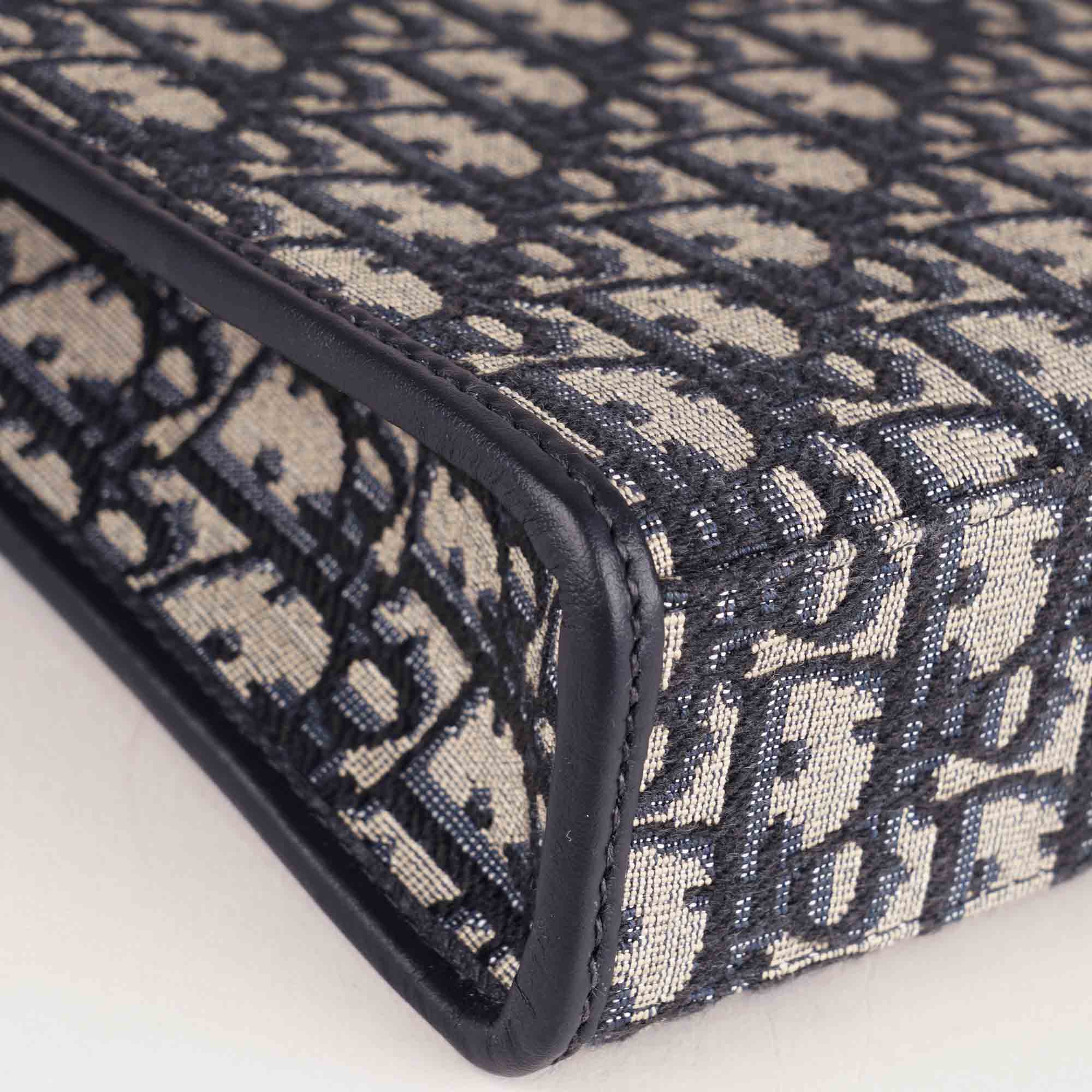30 Montaigne Dea Pouch - Image 13